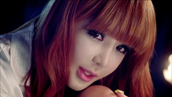 Park Bom (2NE1) và khuôn mặt ngày càng "đơ" qua các MV 9