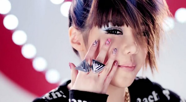 Park Bom (2NE1) và khuôn mặt ngày càng "đơ" qua các MV 6