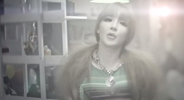 Park Bom (2NE1) và khuôn mặt ngày càng "đơ" qua các MV 8