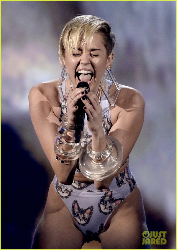 Miley kìm nén nước mắt trên sân khấu cùng "mèo khổng lồ" 1