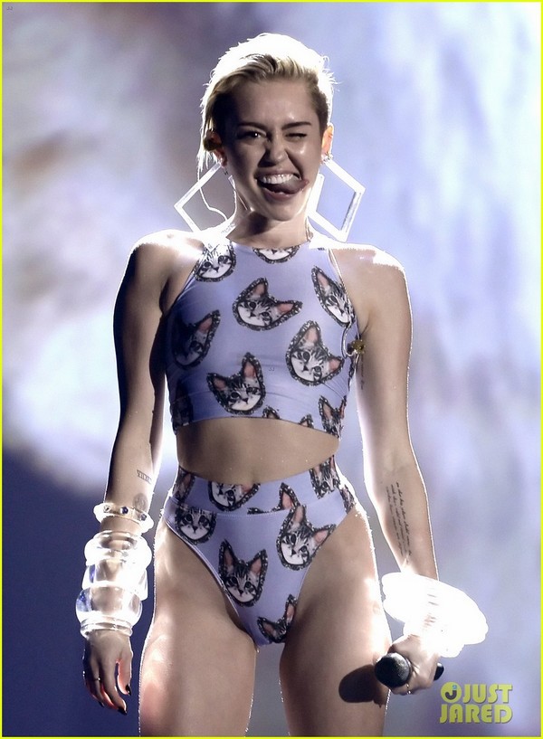 Miley kìm nén nước mắt trên sân khấu cùng "mèo khổng lồ" 4