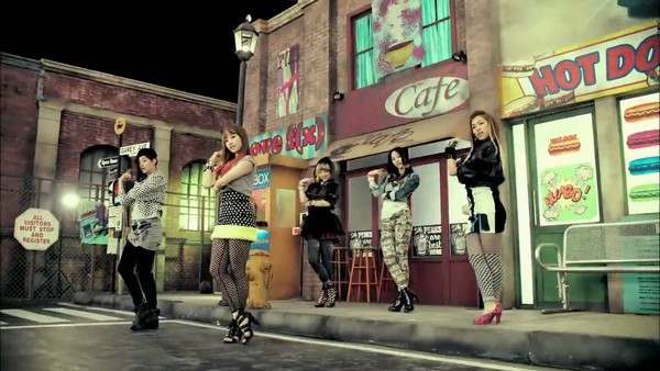 Bối cảnh trong MV mới của T-ara  "hao hao" loạt MV cũ 2