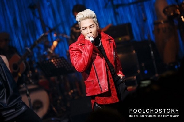 Taeyang tặng quà Noel và ôm cổ fan nữ trên sân khấu 5