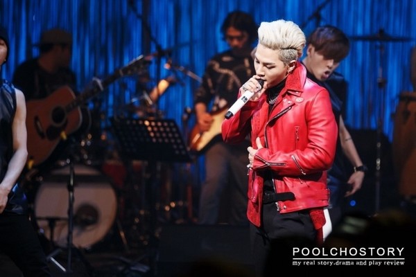 Taeyang tặng quà Noel và ôm cổ fan nữ trên sân khấu 6