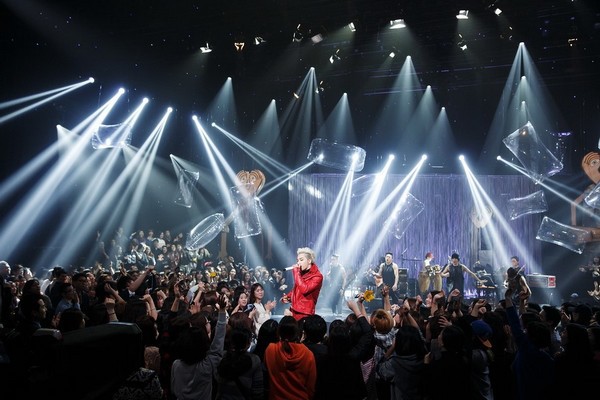 Taeyang tặng quà Noel và ôm cổ fan nữ trên sân khấu 13