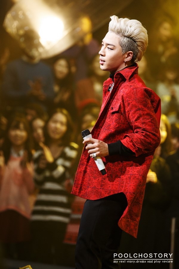 Taeyang tặng quà Noel và ôm cổ fan nữ trên sân khấu 1