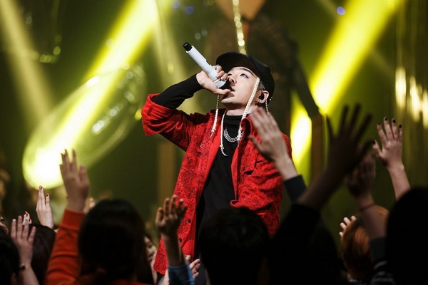 Taeyang tặng quà Noel và ôm cổ fan nữ trên sân khấu 4