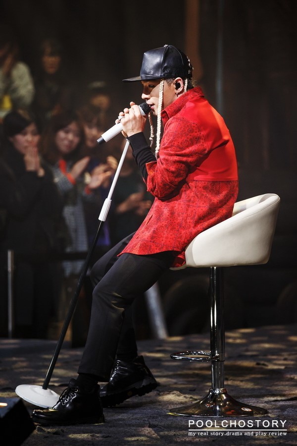Taeyang tặng quà Noel và ôm cổ fan nữ trên sân khấu 11