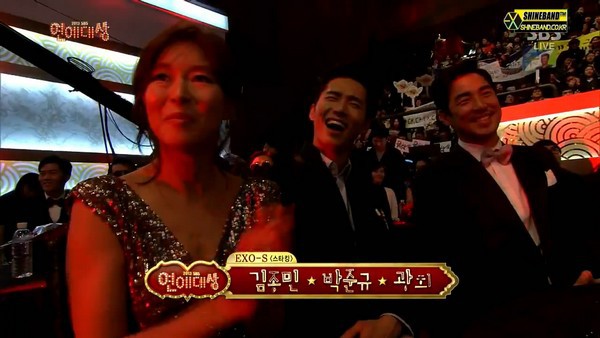 EXO "h&agrave;ng nh&aacute;i" được hưởng ứng hơn "h&agrave;ng thật" 7