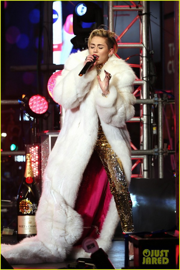 Miley "bông xù" cực xinh đẹp trên sân khấu đón năm mới 1