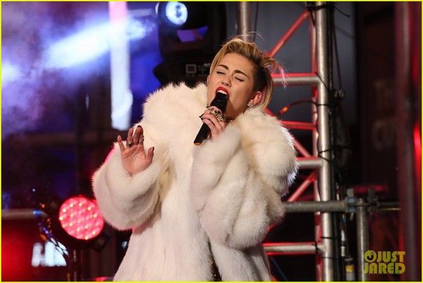 Miley "bông xù" cực xinh đẹp trên sân khấu đón năm mới 3