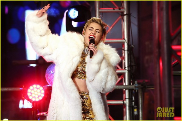 Miley "bông xù" cực xinh đẹp trên sân khấu đón năm mới 7