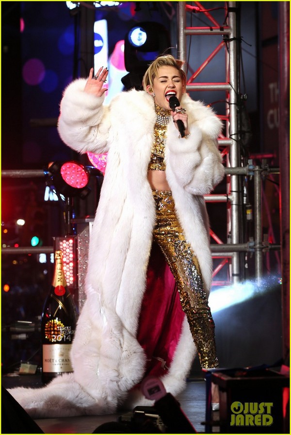 Miley "bông xù" cực xinh đẹp trên sân khấu đón năm mới 8