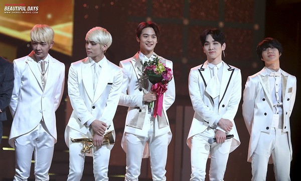 EXO ôm giải, fan thấy thiệt cho SHINee 1