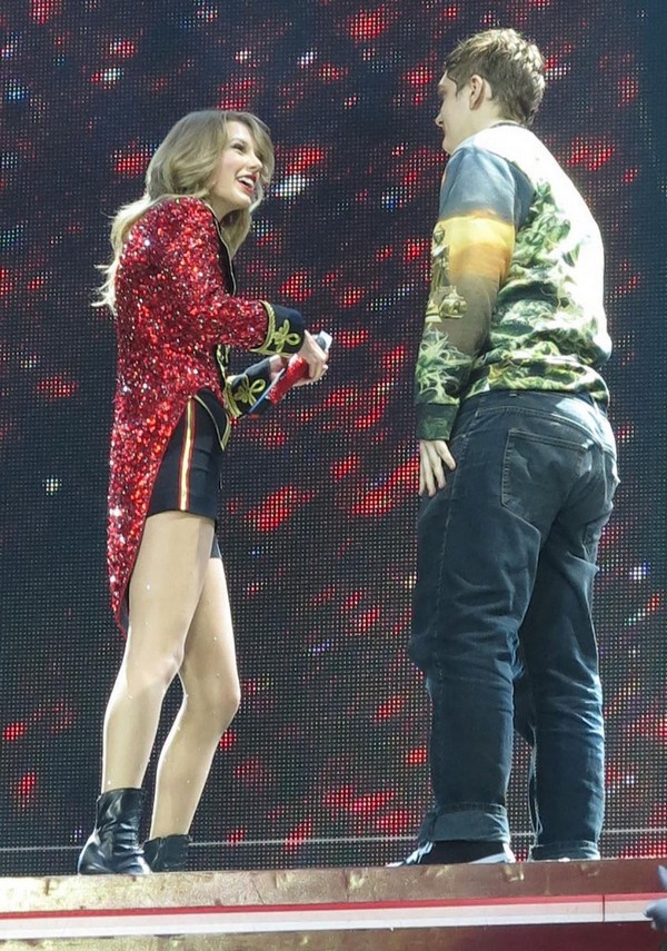 Fan nam bất ngờ xông lên sân khấu của Taylor Swift 3