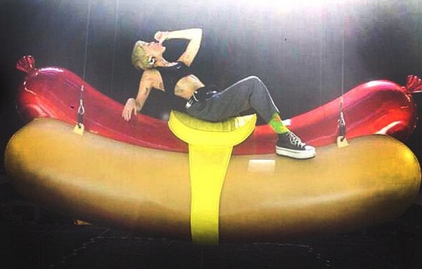 Miley khoe ảnh mút tay, cưỡi hotdog khổng lồ 1