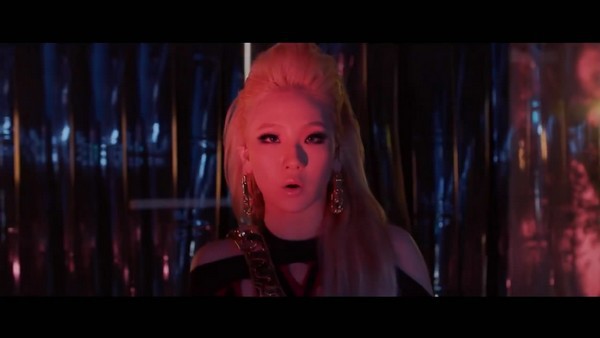 2NE1 vs. SNSD: Cuộc chiến MV 5