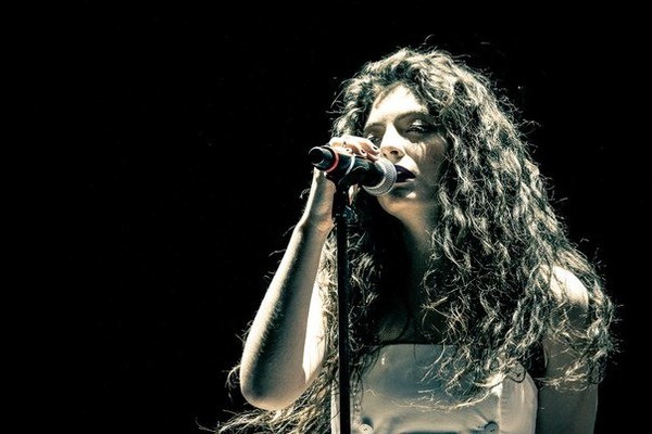 Lorde và những giây phút cực "dị" trên sân khấu 12