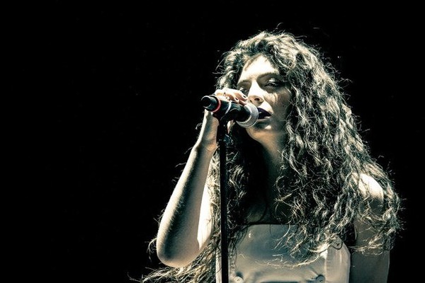 Lorde v&agrave; những gi&acirc;y ph&uacute;t cực "dị" tr&ecirc;n s&acirc;n khấu 12