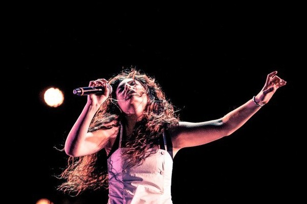Lorde v&agrave; những gi&acirc;y ph&uacute;t cực "dị" tr&ecirc;n s&acirc;n khấu 15