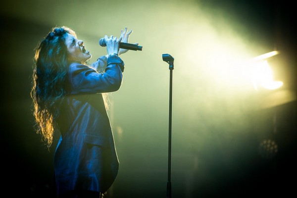 Lorde v&agrave; những gi&acirc;y ph&uacute;t cực "dị" tr&ecirc;n s&acirc;n khấu 4