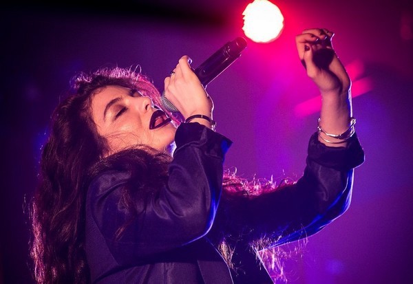 Lorde và những giây phút cực "dị" trên sân khấu 19