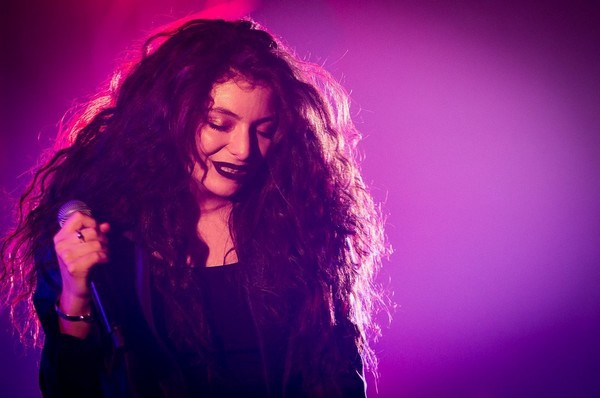 Lorde và những giây phút cực "dị" trên sân khấu 36