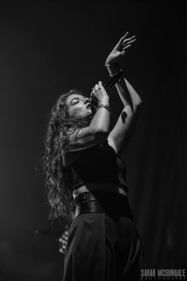 Lorde v&agrave; những gi&acirc;y ph&uacute;t cực "dị" tr&ecirc;n s&acirc;n khấu 16