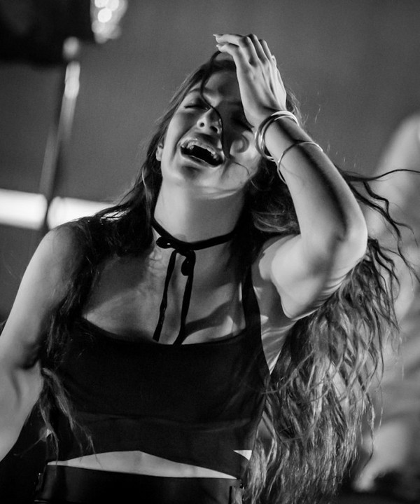 Lorde v&agrave; những gi&acirc;y ph&uacute;t cực "dị" tr&ecirc;n s&acirc;n khấu 34