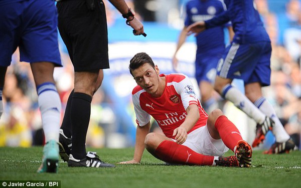 Ozil chấn thương 3 tháng, Arsenal lo sốt vó 1