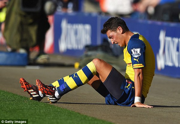 Ozil chấn thương 3 tháng, Arsenal lo sốt vó 2