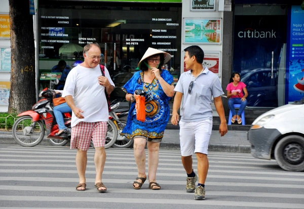 Chùm ảnh: "Tây ba lô" quần sooc, áo cộc tắm nắng vàng như mật ở Hà Nội  9