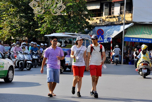 Chùm ảnh: "Tây ba lô" quần sooc, áo cộc tắm nắng vàng như mật ở Hà Nội  10