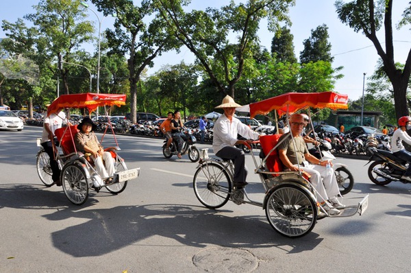 Chùm ảnh: "Tây ba lô" quần sooc, áo cộc tắm nắng vàng như mật ở Hà Nội  11