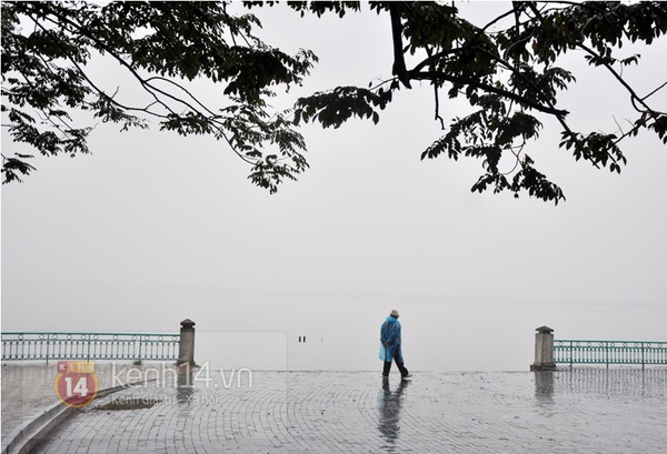 Chùm ảnh: Hà Nội đẹp mờ ảo trong mưa mù 1