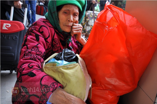 Hà Nội: Người dân "gồng gánh" đồ đạc về quê đón Tết Dương lịch  11