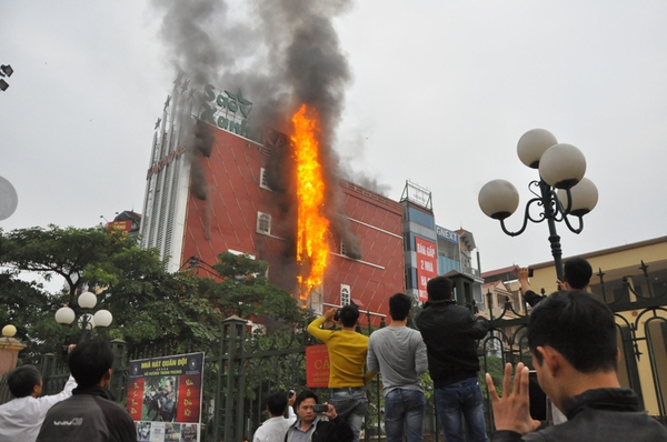 Chùm ảnh: Lửa bốc cháy dữ dội tại quán karaoke ở Hà Nội  2