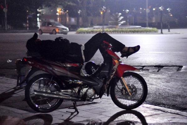 Những giấc ngủ đ&ecirc;m lạnh lẽo tr&ecirc;n phố phường H&agrave; Nội 6