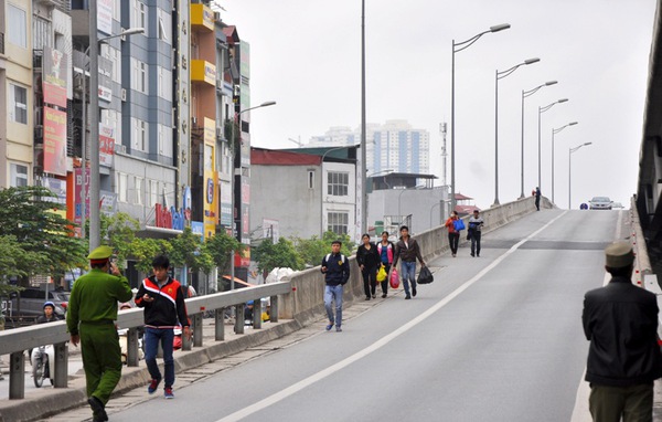 Hà Nội: Xử phạt người đi bộ vào đường cao tốc trên cao  1