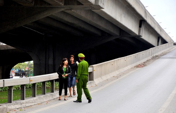 Hà Nội: Xử phạt người đi bộ vào đường cao tốc trên cao  9
