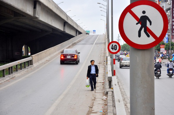 Hà Nội: Xử phạt người đi bộ vào đường cao tốc trên cao  2