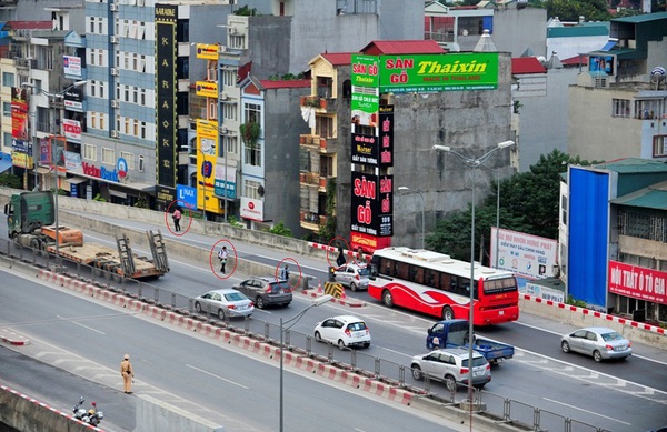 Hà Nội: Xử phạt người đi bộ vào đường cao tốc trên cao  4