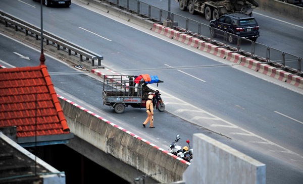 Hà Nội: Xử phạt người đi bộ vào đường cao tốc trên cao  5