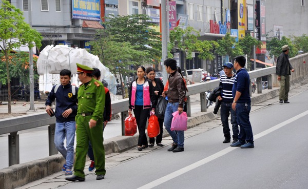 Hà Nội: Xử phạt người đi bộ vào đường cao tốc trên cao  6