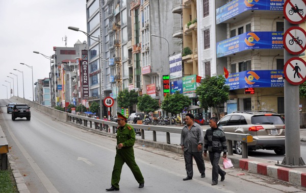 Hà Nội: Xử phạt người đi bộ vào đường cao tốc trên cao  7