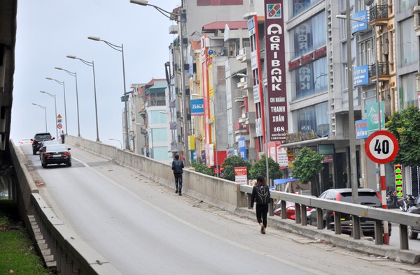 Hà Nội: Xử phạt người đi bộ vào đường cao tốc trên cao  8