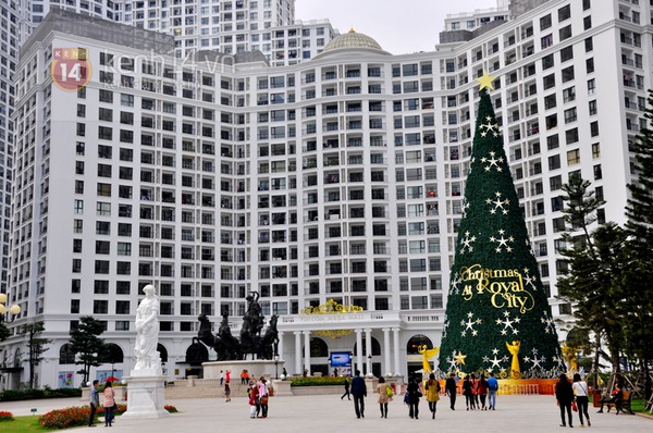 Cận cảnh những c&acirc;y th&ocirc;ng Noel khổng lồ ở H&agrave; Nội  1
