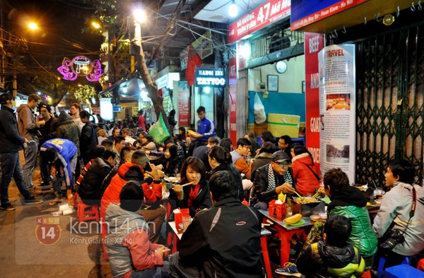 Hàng quán vỉa hè Hà Nội "chật như nêm" trong ngày lạnh nhất từ đầu đông 8