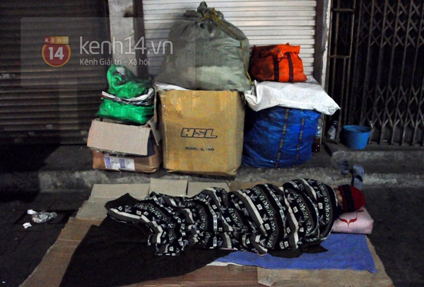 Cơ cực phận người ngủ ngoài đường trong đêm đông giá rét ở Hà Nội 10