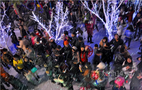 Người Hà Nội thích thú "hứng tuyết" đón Giáng sinh sớm 9